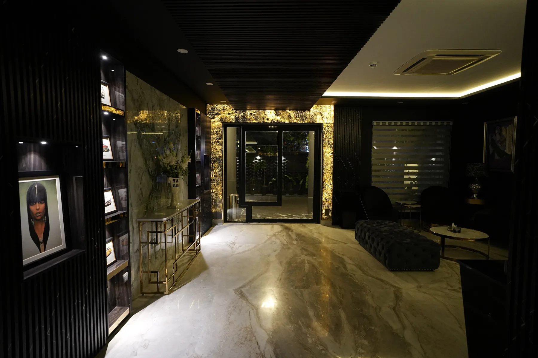 Lobby lounge at Villa Vista